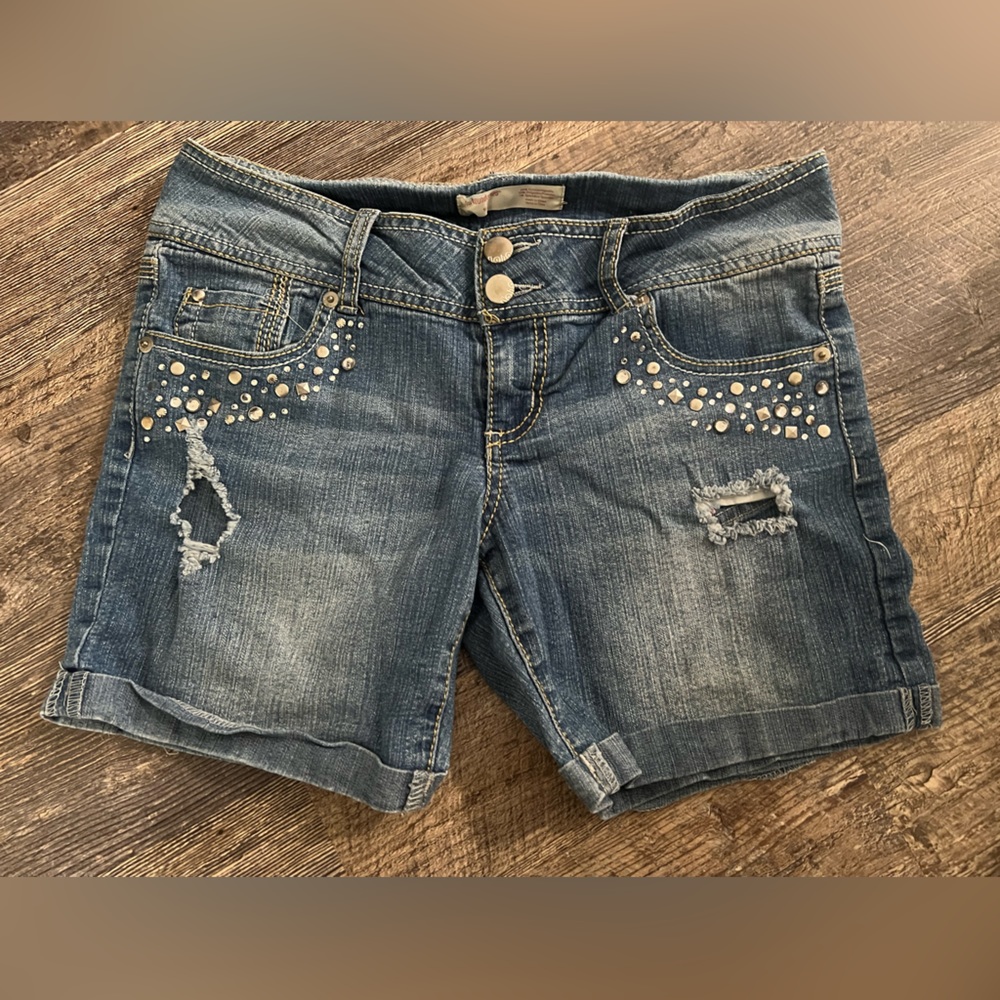 No Boundaries girls Jean shorts. Girls size 9. Soft with a slight stretch.